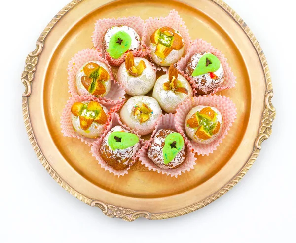 Hint Geleneksel Tatlı Yemekleri veya Karışık Mithai, Peda, Mawa Burfi, Kuru Meyveler Tatlı, Halwa veya Hindistancevizi Burfi içerir.