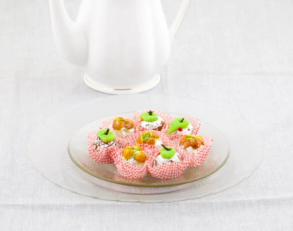 Hint Geleneksel Tatlı Yemekleri veya Karışık Mithai, Peda, Mawa Burfi, Kuru Meyveler Tatlı, Halwa veya Hindistancevizi Burfi içerir.