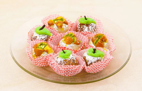 Hint Geleneksel Tatlı Yemekleri veya Karışık Mithai, Peda, Mawa Burfi, Kuru Meyveler Tatlı, Halwa veya Hindistancevizi Burfi içerir.