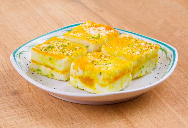 Paneer Burfi ya da Paneer Kesar Burfi (İngilizce: Paneer Burfi, İngilizce: Paneer Burfi, İngilizce: Paneer Burfi, İngilizce: Paneer Burfi, İngilizce: Paneer Burfi, İngilizce: Paneer Burfi, İngilizce: Paneer Burfi veya Paneer Kesar Burfi)