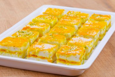 Paneer Burfi ya da Paneer Kesar Burfi (İngilizce: Paneer Burfi, İngilizce: Paneer Burfi, İngilizce: Paneer Burfi, İngilizce: Paneer Burfi, İngilizce: Paneer Burfi, İngilizce: Paneer Burfi, İngilizce: Paneer Burfi veya Paneer Kesar Burfi)