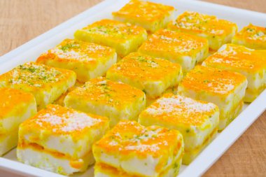 Paneer Burfi ya da Paneer Kesar Burfi (İngilizce: Paneer Burfi, İngilizce: Paneer Burfi, İngilizce: Paneer Burfi, İngilizce: Paneer Burfi, İngilizce: Paneer Burfi, İngilizce: Paneer Burfi, İngilizce: Paneer Burfi veya Paneer Kesar Burfi)