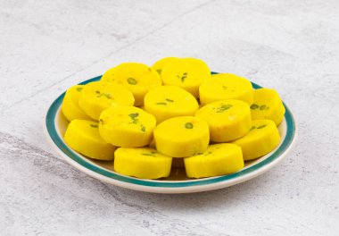 Hint Tatlı Yemekleri Kesar Peda, Kesar Mawa Peda, Saffron Sweet, Saffron Peda, Pedha, Pera veya Peday olarak da bilinir.
