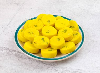 Hint Tatlı Yemekleri Kesar Peda, Kesar Mawa Peda, Saffron Sweet, Saffron Peda, Pedha, Pera veya Peday olarak da bilinir.