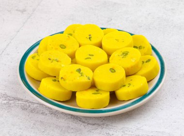 Hint Tatlı Yemekleri Kesar Peda, Kesar Mawa Peda, Saffron Sweet, Saffron Peda, Pedha, Pera veya Peday olarak da bilinir.