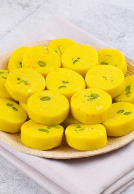 Hint Tatlı Yemekleri Kesar Peda, Kesar Mawa Peda, Saffron Sweet, Saffron Peda, Pedha, Pera veya Peday olarak da bilinir.
