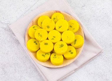Hint Tatlı Yemekleri Kesar Peda, Kesar Mawa Peda, Saffron Sweet, Saffron Peda, Pedha, Pera veya Peday olarak da bilinir.
