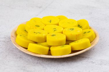 Hint Tatlı Yemekleri Kesar Peda, Kesar Mawa Peda, Saffron Sweet, Saffron Peda, Pedha, Pera veya Peday olarak da bilinir.