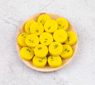 Hint Tatlı Yemekleri Kesar Peda, Kesar Mawa Peda, Saffron Sweet, Saffron Peda, Pedha, Pera veya Peday olarak da bilinir.
