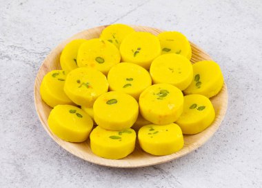 Hint Tatlı Yemekleri Kesar Peda, Kesar Mawa Peda, Saffron Sweet, Saffron Peda, Pedha, Pera veya Peday olarak da bilinir.