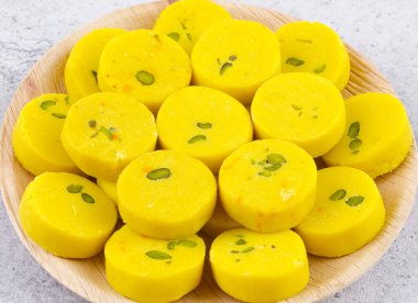 Hint Tatlı Yemekleri Kesar Peda, Kesar Mawa Peda, Saffron Sweet, Saffron Peda, Pedha, Pera veya Peday olarak da bilinir.