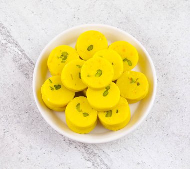 Hint Tatlı Yemekleri Kesar Peda, Kesar Mawa Peda, Saffron Sweet, Saffron Peda, Pedha, Pera veya Peday olarak da bilinir.