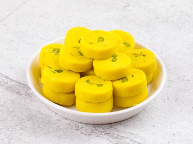 Hint Tatlı Yemekleri Kesar Peda, Kesar Mawa Peda, Saffron Sweet, Saffron Peda, Pedha, Pera veya Peday olarak da bilinir.