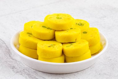 Hint Tatlı Yemekleri Kesar Peda, Kesar Mawa Peda, Saffron Sweet, Saffron Peda, Pedha, Pera veya Peday olarak da bilinir.