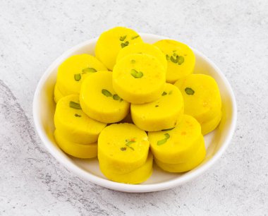 Hint Tatlı Yemekleri Kesar Peda, Kesar Mawa Peda, Saffron Sweet, Saffron Peda, Pedha, Pera veya Peday olarak da bilinir.