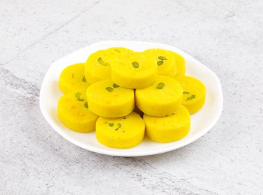 Hint Tatlı Yemekleri Kesar Peda, Kesar Mawa Peda, Saffron Sweet, Saffron Peda, Pedha, Pera veya Peday olarak da bilinir.