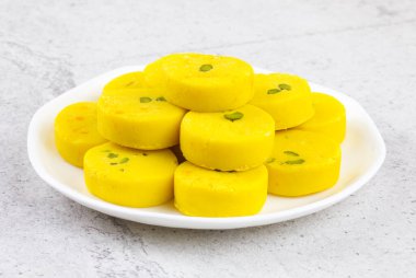 Hint Tatlı Yemekleri Kesar Peda, Kesar Mawa Peda, Saffron Sweet, Saffron Peda, Pedha, Pera veya Peday olarak da bilinir.