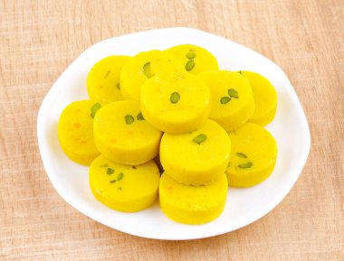 Hint Tatlı Yemekleri Kesar Peda, Kesar Mawa Peda, Saffron Sweet, Saffron Peda, Pedha, Pera veya Peday olarak da bilinir.