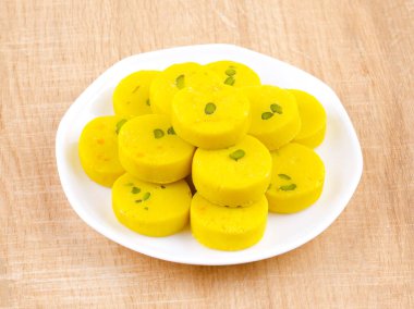 Hint Tatlı Yemekleri Kesar Peda, Kesar Mawa Peda, Saffron Sweet, Saffron Peda, Pedha, Pera veya Peday olarak da bilinir.