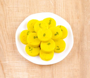 Hint Tatlı Yemekleri Kesar Peda, Kesar Mawa Peda, Saffron Sweet, Saffron Peda, Pedha, Pera veya Peday olarak da bilinir.