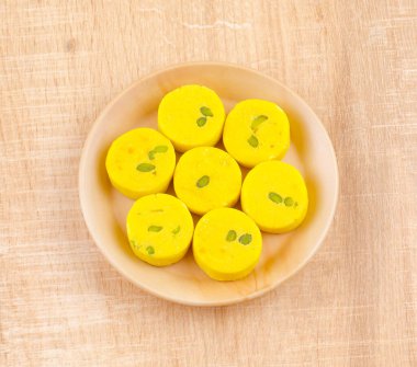 Hint Tatlı Yemekleri Kesar Peda, Kesar Mawa Peda, Saffron Sweet, Saffron Peda, Pedha, Pera veya Peday olarak da bilinir.