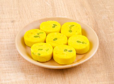 Hint Tatlı Yemekleri Kesar Peda, Kesar Mawa Peda, Saffron Sweet, Saffron Peda, Pedha, Pera veya Peday olarak da bilinir.