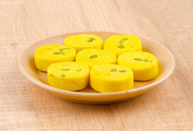 Hint Tatlı Yemekleri Kesar Peda, Kesar Mawa Peda, Saffron Sweet, Saffron Peda, Pedha, Pera veya Peday olarak da bilinir.