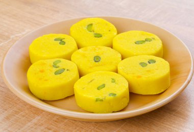 Hint Tatlı Yemekleri Kesar Peda, Kesar Mawa Peda, Saffron Sweet, Saffron Peda, Pedha, Pera veya Peday olarak da bilinir.