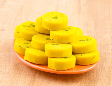 Hint Tatlı Yemekleri Kesar Peda, Kesar Mawa Peda, Saffron Sweet, Saffron Peda, Pedha, Pera veya Peday olarak da bilinir.