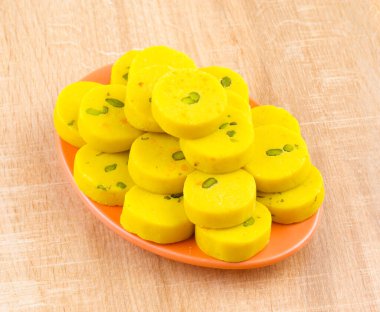 Hint Tatlı Yemekleri Kesar Peda, Kesar Mawa Peda, Saffron Sweet, Saffron Peda, Pedha, Pera veya Peday olarak da bilinir.
