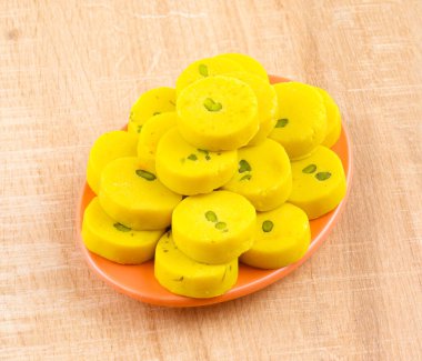 Hint Tatlı Yemekleri Kesar Peda, Kesar Mawa Peda, Saffron Sweet, Saffron Peda, Pedha, Pera veya Peday olarak da bilinir.