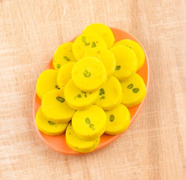 Hint Tatlı Yemekleri Kesar Peda, Kesar Mawa Peda, Saffron Sweet, Saffron Peda, Pedha, Pera veya Peday olarak da bilinir.