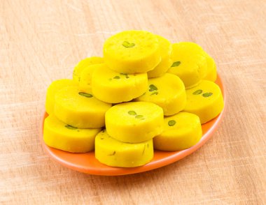 Hint Tatlı Yemekleri Kesar Peda, Kesar Mawa Peda, Saffron Sweet, Saffron Peda, Pedha, Pera veya Peday olarak da bilinir.