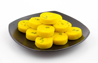 Hint Tatlı Yemekleri Kesar Peda, Kesar Mawa Peda, Saffron Sweet, Saffron Peda, Pedha, Pera veya Peday olarak da bilinir.