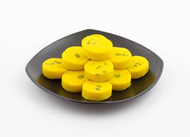 Hint Tatlı Yemekleri Kesar Peda, Kesar Mawa Peda, Saffron Sweet, Saffron Peda, Pedha, Pera veya Peday olarak da bilinir.