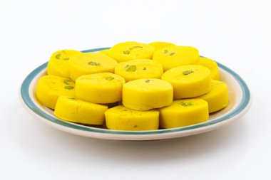 Hint Tatlı Yemekleri Kesar Peda, Kesar Mawa Peda, Saffron Sweet, Saffron Peda, Pedha, Pera veya Peday olarak da bilinir.