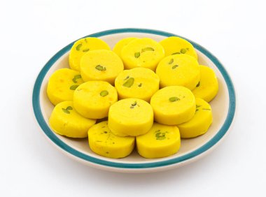 Hint Tatlı Yemekleri Kesar Peda, Kesar Mawa Peda, Saffron Sweet, Saffron Peda, Pedha, Pera veya Peday olarak da bilinir.