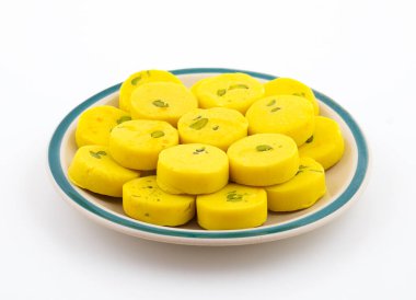 Hint Tatlı Yemekleri Kesar Peda, Kesar Mawa Peda, Saffron Sweet, Saffron Peda, Pedha, Pera veya Peday olarak da bilinir.