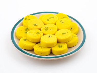 Hint Tatlı Yemekleri Kesar Peda, Kesar Mawa Peda, Saffron Sweet, Saffron Peda, Pedha, Pera veya Peday olarak da bilinir.