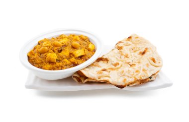 Kuzey Hindistan Sağlıklı Mutfak Chole Paneer ya da Chole Paneer Körisi Tandoori Roti ile servis edilir, Haşlanmış Peynir ve Baharatlı Nohuttan yapılır