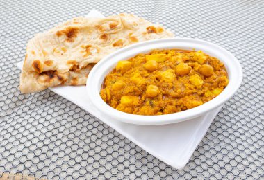 Kuzey Hindistan Sağlıklı Mutfak Chole Paneer ya da Chole Paneer Körisi Tandoori Roti ile servis edilir, Haşlanmış Peynir ve Baharatlı Nohuttan yapılır