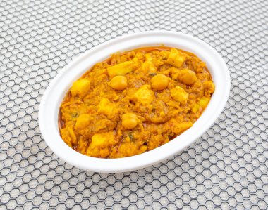 Kuzey Hindistan Sağlıklı Mutfak Chole Paneer ya da Kömür Peyniri ve Baharatlı Haşlanmış Nohut Körisi