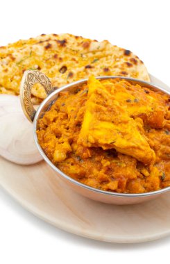 Hint Vejetaryen Mutfağı Özel Tatlı ve Baharatlı Paneer Pasanda ya da Sarımsak Naan ile servis edilen sarımsaklı kremalı sosla doldurulmuş Paneer Curry, Lezzetli