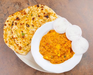 Hint Vejetaryen Mutfağı Özel Tatlı ve Baharatlı Paneer Pasanda ya da Sarımsak Naan ile servis edilen sarımsaklı kremalı sosla doldurulmuş Paneer Curry, Lezzetli
