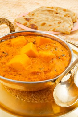 Hint Lezzetli Baharatlı Vejetaryen Mutfağı Paneer Toofani Paneer Tufani, Toofani Paneer Masala veya Dhaba Style Paneer Masala Tandoori Roti ile servis edilir.