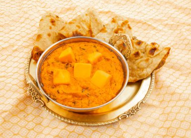 Hint Lezzetli Baharatlı Vejetaryen Mutfağı Paneer Toofani Paneer Tufani, Toofani Paneer Masala veya Dhaba Style Paneer Masala Tandoori Roti ile servis edilir.