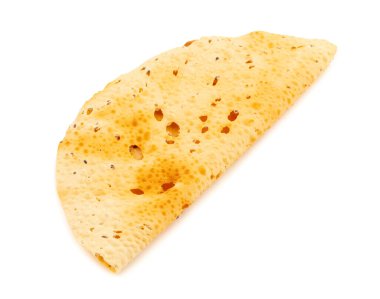 Hint Atıştırmalığı Papadum olarak da bilinir ya da beyaz arka planda izole edilmiş krakerler.