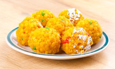 Laddu laddoo, laddo, laddo olarak da bilinir. Hint festivallerinde top şeklinde şekerler popülerdir. Laddu un, kıyma ve diğer malzemelerle birlikte şekerden yapılır..