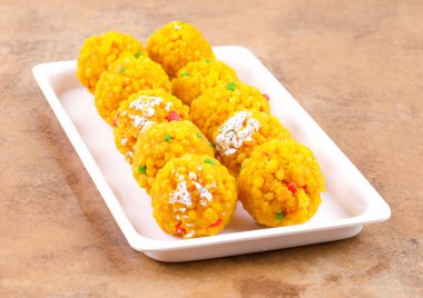 Laddu laddoo, laddo, laddo olarak da bilinir. Hint festivallerinde top şeklinde şekerler popülerdir. Laddu un, kıyma ve diğer malzemelerle birlikte şekerden yapılır..