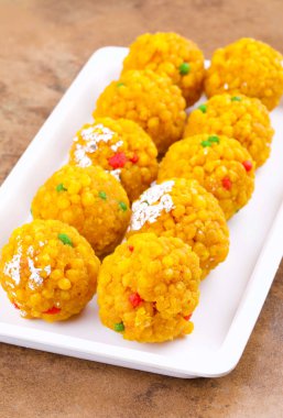 Laddu laddoo, laddo, laddo olarak da bilinir. Hint festivallerinde top şeklinde şekerler popülerdir. Laddu un, kıyma ve diğer malzemelerle birlikte şekerden yapılır..